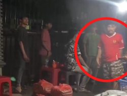 Viral… 2 Preman Terekam Meneror Pedagang Sate, Pakai Baju Timnas Indonesia