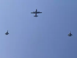 Hari Pertama F8, Tampilkan Atraksi Sukhoi dan Penerjun Payung