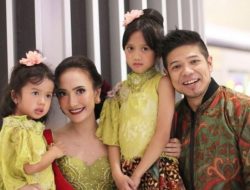 16 Tahun Menikah dan Tetap Saling Bucin, Begini Trik Baim Meluluhkan Hati Artika Sari Devi