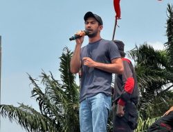 Demo DPR, Reza Rahadian: Anda di Dalam Ini Wakil Siapa?