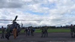 Tim satgas gabungan TNI-Polri mengevakuasi 13 orang guru dan tenaga kesehatan dari Distrik Alama Kabupaten Mimika, Papua Tengah ke Kota Timika melalui Bandara Aero Modeling Lanud Yohanis Kapiyau Timika, pada Selasa(06/08/ 2024).(ANTARA/Agustina Estevani Janggo)