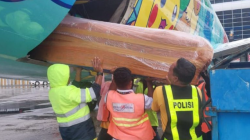 Jenasah Pilot Glen Malcolm Conning asal Selandia Baru di berangkatkan dari Bandar Udara Moses Kilangin Timika menuju Bandar Udara Sentani Jayapura dan selanjutnya menuju Jakarta. (HO-Humas Satgas Operasi Damai Cartenz 2024)