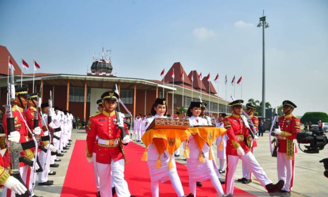 Tim Purna Paskibraka 2023 Kachina Ozora dan Keyla Azzahra Purnama membawa duplikat Bendera Pusaka dan salinan Teks Proklamasi saat tiba di Pangkalan TNI AU Bandara Halim Perdanakusuma Jakarta, Sabtu (10/7/2024). (ANTARA/Biro Pers Sekretariat Presiden)