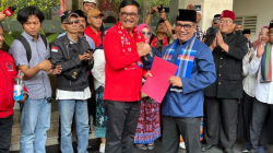 Ketua DPP PDI Perjuangan Djarot Syaiful Hidayat (kiri) bersama Perwakilan Poros Jakarta Biem Triani Benjamin (kanan) di Kantor DPP PDIP, Jakarta, Selasa (13/8/2024). (ANTARA/Narda Margaretha Sinambela)
