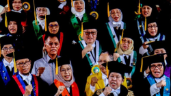 Dokumentasi Ketua Dewan Guru Besar Universitas Indonesia, Prof Harkristuti Harkrisnowo (kedua kanan depan), serta sejumlah dosen dan guru besar UI saat menyampaikan deklarasi kebangsaan kampus perjuangan di Universitas Indonesia, Depok, Jawa Barat, Jumat (2/2/2024). ANTARA FOTO/Yulius S Wijaya