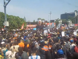 Kawal Putusan MK, Massa Mulai Geruduk Gedung DPR RI