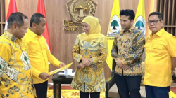 Pasangan Khofifah Indar Parawansa dan Emil Elestianto Dardak saat menerima menerima formulir B1-KWK dari Partai Golkar di kantor DPP partai tersebut di Jakarta, Minggu (25/8/2024) malam. ANTARA/HO-Tim KIP