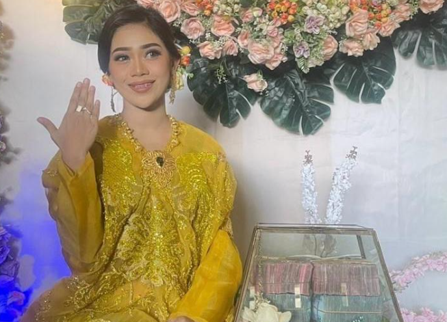 Prosesi lamaran Deby Adiba Sahirah (22) anak dari Anggota DPRD Kabupaten Bone Adriani Alimuddin Page. (Dok. Istimewa)