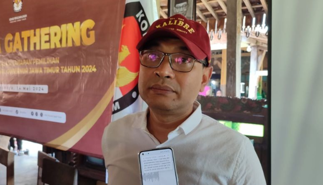 Anggota KPU Jatim Choirul Umam saat memberikan keterangan di Surabaya beberapa waktu lalu. ANTARA/Faizal Falakki