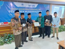 Pelopor Pendidikan Ustaz Pesantren Muhammadiyah, Prof Ambo Asse Raih Penghargaan di Solo
