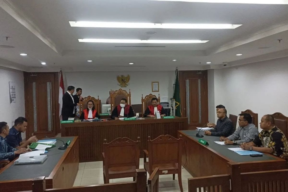 Presiden Joko Widodo dengan mengenakan baju adat Betawi tiba untuk menghadiri Sidang Tahunan MPR, Sidang Bersama DPR dan DPD tahun 2024 di komplek Parlemen, Senayan, Jakarta, Jumat (16/8/2024). ANTARA FOTO/Dhemas Reviyanto/aww/am.