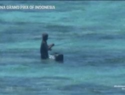 Momen Unik Nelayan Tertangkap Kamera Sedang Mancing saat Kualifikasi MotoGP Mandalika