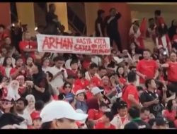 Suporter Timnas Indonesia Pamer Poster soal Istri Selingkuh, Netizen: SDM Rendah