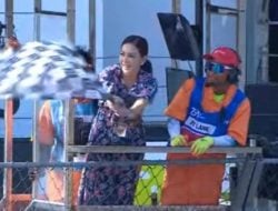 Maia Estianty Kibarkan Bendera Finish di MotoGP Mandalika 2024