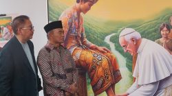 Pendiri Esoterika Forum Spiritualitas Denny JA bersama Menko PMK Muhadjir Effendy melihat lukisan berjudul "Paus Mencuci Kaki Rakyat Indonesia" yang dipajang di Galeri Nasional, Jakarta pada Senin (2 September 2024).