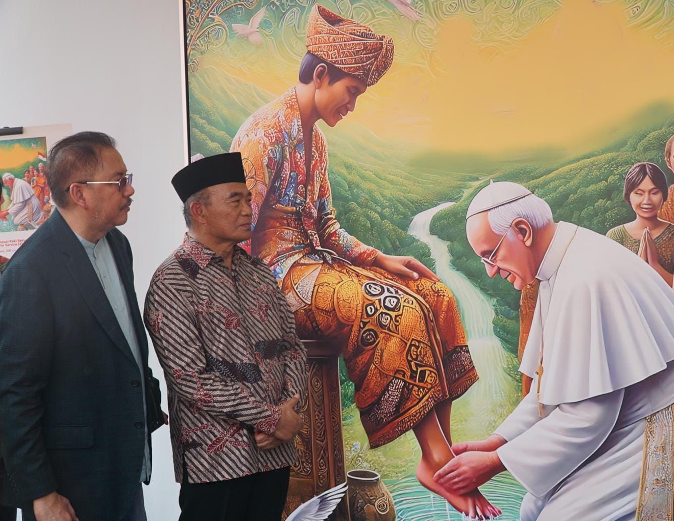 Pendiri Esoterika Forum Spiritualitas Denny JA bersama Menko PMK Muhadjir Effendy melihat lukisan berjudul "Paus Mencuci Kaki Rakyat Indonesia" yang dipajang di Galeri Nasional, Jakarta pada Senin (2 September 2024).