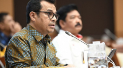 Wakil Menteri Komunikasi dan Informatika Nezar Patria (kiri) mendampingi Menteri Koordinator Bidang Politik Hukum dan Keamanan Hadi Tjahjanto dalam Rapat Kerja bersama Komisi I DPR RI di Senayan, Jakarta Pusat, Senin (23/9/2024). (ANTARA/HO-Kemenkominfo)