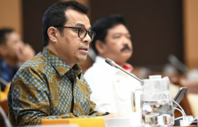 Wakil Menteri Komunikasi dan Informatika Nezar Patria (kiri) mendampingi Menteri Koordinator Bidang Politik Hukum dan Keamanan Hadi Tjahjanto dalam Rapat Kerja bersama Komisi I DPR RI di Senayan, Jakarta Pusat, Senin (23/9/2024). (ANTARA/HO-Kemenkominfo)