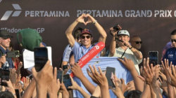 Pembalap MotoGP tim Gresini Racing Ducati Marc Marquez (tengah) membuat simbol hati dengan tangannya saat mengikuti parade pembalap MotoGP di Teras Udayana, Mataram, NTB, Rabu (25/9/2024). Parade yang diikuti 12 pembalap nasional dan internasional di antaranya Marc Marquez, Jorge Martin, Pedro Acosta, Enea Bastianini, Alex Rins, Fabio Di Giannantonio, Marco Bezzecchi, Jack Miller, Aleix Espargaro, Raul Fernandez, Luca Marini, dan Mario Suryo Aji tersebut digelar untuk memeriahkan Pertamina Grand Prix Of Indonesia 2024 seri ke-15 yang akan diselenggarakan di Sirkuit Mandalika pada 27 hingga 29 September 2024. ANTARA FOTO/Ahmad Subaidi/tom.
