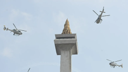 Empat helikopter EC 120 B Colibri TNI AU membentuk formasi terbang pada peringatan HUT ke-78 TNI di Lapangan Silang Monumen Nasional (Monas), Gambir, Jakarta, Kamis (5/10/2023). ANTARA FOTO/Fauzan/tom/am.