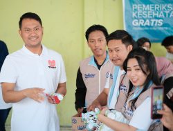 Seto Bagi-bagi Susu Gratis Jelang Pelantikan Prabowo Subianto
