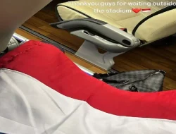 Mees Hilgers Bangga Dapat Hadiah Berdera Merah Putih dari Suporter