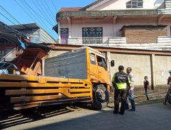 Diduga Pengemudi Mengantuk, Truk di Maros Tabrak Tiang dan Rumah Warga