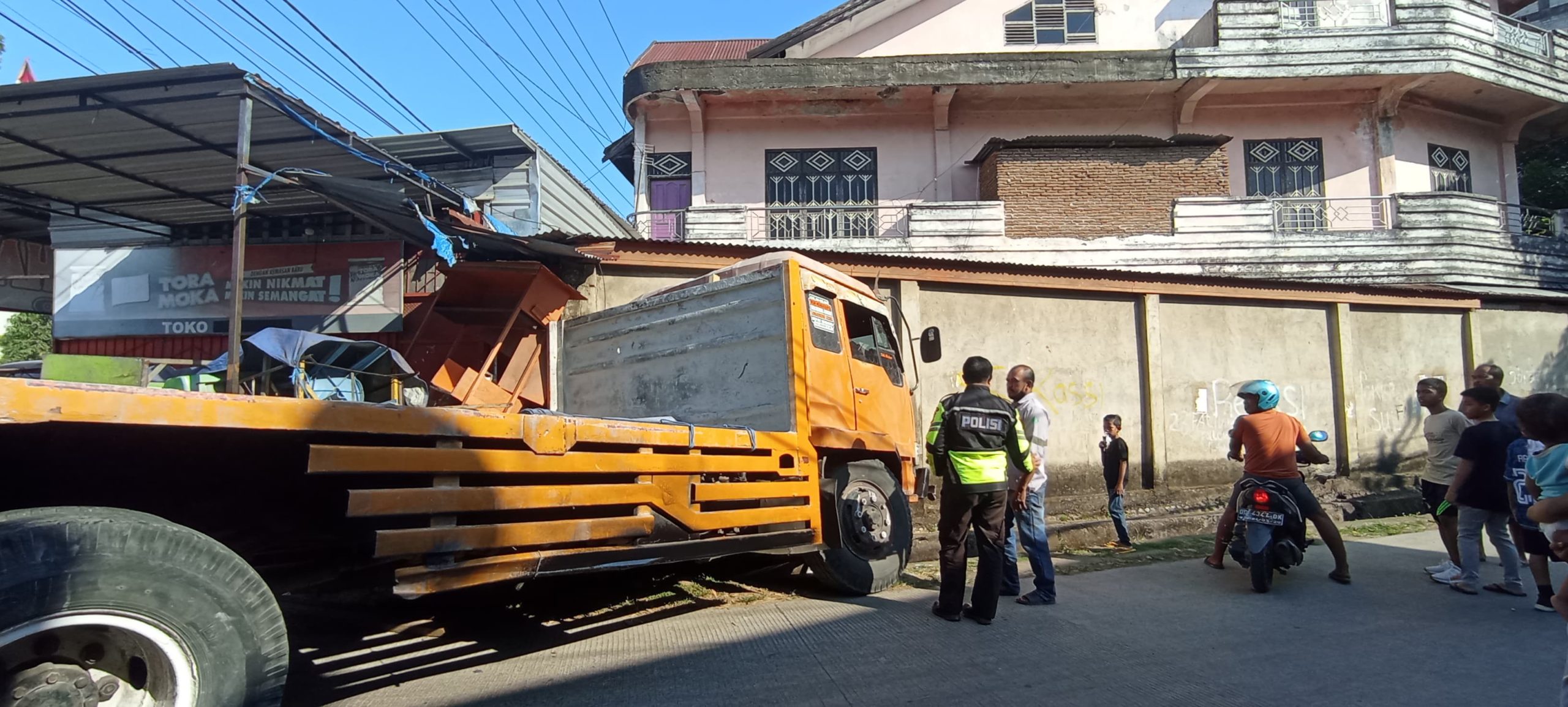 Kehilangan Kendali, Truk Tabrak Tembok Rumah Warga di Maros