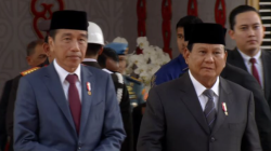 Presiden Joko Widodo (kiri) bersama Presiden terpilih Prabowo Subianto saat tiba di kompleks parlemen, Senayan, Jakarta, Selasa (1/10/2024). (ANTARA/HO-MPR RI)