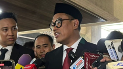 Anggota DPR RI Uya Kuya saat memberikan keterangan di kompleks parlemen, Senayan, Jakarta, Selasa (1/10/2024). ANTARA/Melalusa Susthira