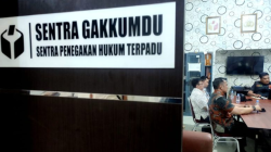 Suasana pemeriksaan tiga aparatur sipil negara (ASN) oleh tim penyidi Sentra Gakkumdu atas dugaan melanggar netralitas dengan mengampanyekan salah satu pasangan calon gubernur dan wakil gubernur pada Pilkada Sulsel, yang fotonya viral di media sosial, di Kantor Bawaslu Sulsel, Makassar, Rabu (2/10/2024). ANTARA/Darwin Fatir.