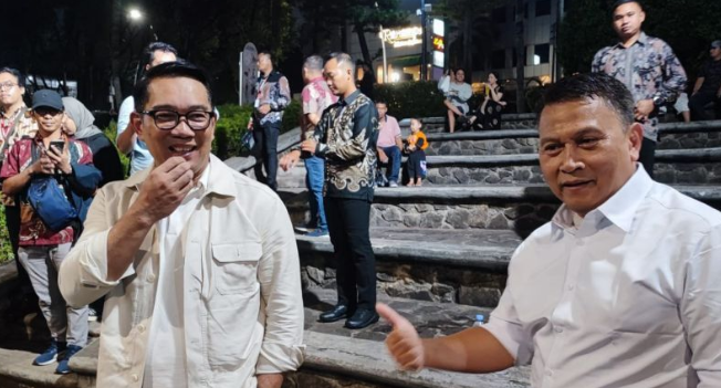 Calon gubernur DKI Jakarta Ridwan Kamil usai bertemu dengan politikus PKS Mardani Ali Sera di kawasan Kebayoran Baru, Jakarta Selatan, Rabu (2/10/2024). ANTARA/Syaiful Hakim