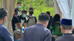 Polda Sulteng bersama pihak keluarga dan kuasa hukum menyaksikan ekshumasi terhadap jenazah BA yang merupakan tahanan Polresta Palu di tempat pemakaman Kelurahan Duyu, Kecamatan Tatanga, Palu, Jumat (4/10/2024). (ANTARA/Kristina Natalia)