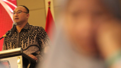 Komisioner Komis Pemilihan Umum (KPU) Jawa Timur, Eka Wisnu Wardhana (depan tengah), saat saat sosialisasi Pilkada Jawa Timur beberapa waktu lalu di Surabaya. (ANTARA/Didik Suhartono)