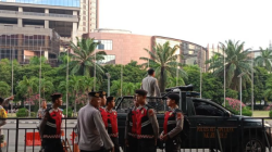 Polisi berjaga di pintu masuk kedatangan massa pasangan calon gubernur dan wakil gubernur Pilkada Jakarta 2024 di Jakarta International Expo (JIExpo), Kemayoran, Jakarta Pusat, Minggu (6/10/2024) malam. ANTARA/Siti Nurhaliza