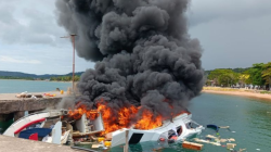Speebiat Bela 72 membawa rombongan Pasangan Calon (Paslon) Gubernur dan Wakil Gubernur Malut Nomoe Urut 4 Benny Laos - Sabrin Sehe bersama tim saat berlabuh di Pelabuhan regional Bobong Desa Bobong, Kabupaten Pulau Taliabu dilaporkan terbakar. (ANTARA/bdul Fatah)
