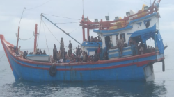 Sejumlah pengungsi diduga etnis Rohingya saat berada di atas kapal di tengah perairan Kabupaten Aceh Selatan, Jumat (18/10/2024). ANTARA/HO