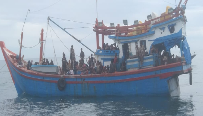 Sejumlah pengungsi diduga etnis Rohingya saat berada di atas kapal di tengah perairan Kabupaten Aceh Selatan, Jumat (18/10/2024). ANTARA/HO