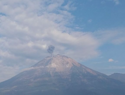 Gunung Semeru Erupsi Lagi, Kolom Abu Capai 700 Meter di Atas Puncak
