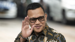 Politisi PKB Abdul Kadir karding melambaikan tangan saat tiba di kediaman Presiden terpilih Prabowo Subianto, Kertanegara, Jakarta Selatan, Senin (14/10/2024). ANTARA FOTO/Aprillio Akbar/sgd/agr/aa.