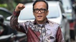 Politikus Partai Gerindra Immanuel Ebenezer menyapa wartawan setibanya di kediaman Presiden Terpilih Prabowo Subianto di Jalan Kertanegara, Jakarta Selatan, Selasa (15/10/2024). ANTARA FOTO/Fauzan/YU (ANTARA FOTO/FAUZAN)