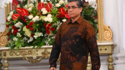 Yassierli berjalan saat dipanggil Presiden Prabowo Subianto dalam pengumuman jajaran menteri Kabinet Merah Putih di Istana Merdeka, Jakarta, Minggu (20/10/2024). Yassierli terpilih sebagai Menteri Ketenagakerjaan dalam kabinet itu. (ANTARA FOTO/Hafidz Mubarak A/app/Spt)