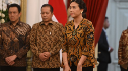 Veronica Tan (kanan) berdiri saat dipanggil Presiden Prabowo Subianto dalam pengumuman jajaran menteri Kabinet Merah Putih di Istana Merdeka, Jakarta, Minggu (20/10/2024). Veronica Tan terpilih sebagai Wakil Menteri Pemberdayaan Perempuan dan Perlindungan Anak (PPPA) dalam kabinet itu. (ANTARA FOTO/Hafidz Mubarak A/app/Spt)