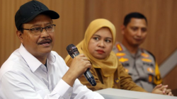 Arsip - Menteri Sosial Saifullah Yusuf (kiri) didampingi Ketua Komisi Perlindungan Anak Indonesia (KPAI) Ai Maryati Solihah (tengah) dan Kapolres Metro Tangeang Kota Kombes Pol Zain Dwi Nugroho (kanan) memberikan keterangan pers terkait kondisi para korban kasus dugaan pelecehan seksual (rudapaksa) yang dilakukan oleh ketua yayasan dan pengasuh Panti Asuhan Darussalam An Nur di Rumah Perlindungan Sosial Dinsos Kota Tangerang, Neglasari, Banten, Selasa (8/10/2024). ANTARA FOTO/Muhammad Iqbal/aww/am.