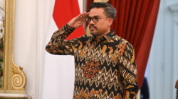 Maman Abdurrahman berdiri saat dipanggil Presiden Prabowo Subianto dalam pengumuman jajaran menteri Kabinet Merah Putih di Istana Merdeka, Jakarta, Minggu (20/10/2024). Maman Abdurrahman terpilih sebagai Menteri UMKM dalam kabinet itu. ANTARA FOTO/Hafidz Mubarak A/app/Spt.