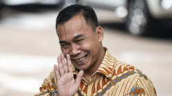 Wakil Ketua Umum Partai Golkar Wihaji melambaikan tangan ke arah wartawan saat tiba di kediaman Presiden terpilih Prabowo Subianto, Kertanegara, Jakarta Selatan, Senin (14/10/2024). ANTARA FOTO/Aprillio Akbar/sgd/agr