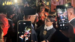 Menteri Luar Negeri (Menlu) RI Sugiono berjabat tangan dengan Menlu RI periode 2014--2024 Retno Marsudi usai acara pisah sambut Kementerian Luar Negeri RI di Jakarta, Senin (21/10/2024). (ANTARA/Nabil Ihsan)