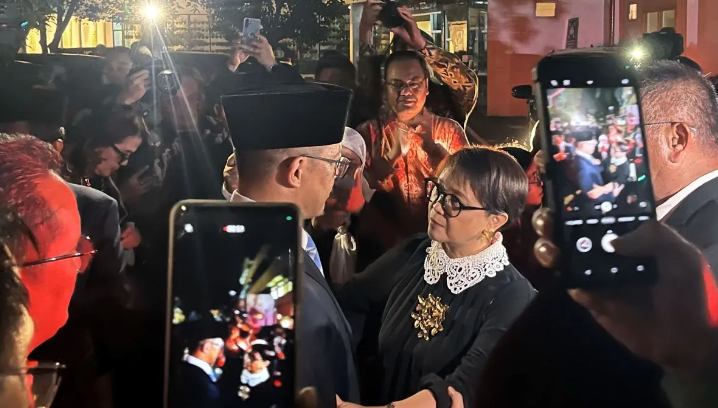 Menteri Luar Negeri (Menlu) RI Sugiono berjabat tangan dengan Menlu RI periode 2014--2024 Retno Marsudi usai acara pisah sambut Kementerian Luar Negeri RI di Jakarta, Senin (21/10/2024). (ANTARA/Nabil Ihsan)