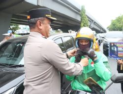 Tingkatkan Kesadaran Berkendara Masyarakat, Polisi Bagikan Helm saat Operasi Zebra Pallawa 2024