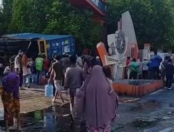 Truk Kontainer Bermuatan Minyak Goreng Terguling di Depan UNM, Warga Berebut Minyak Tumpah